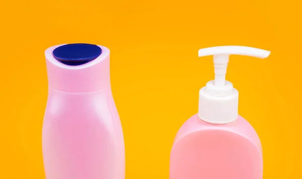 Closeup recipientes líquidos recarregáveis para produtos de higiene pessoal e cosméticos embalagem, garrafas — Fotografia de Stock