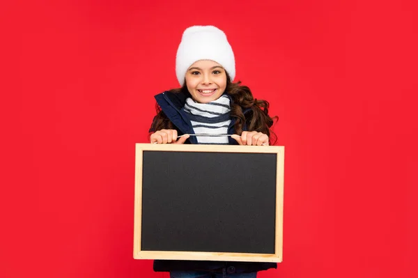 10代の少女がコピースペースで黒板を持ってる。子供は学校に戻る。発表 — ストック写真