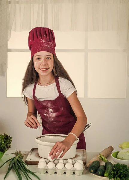 음식말고도 더 있어. 행복 한 어린 시절. 행복 한 아이들은 요리용 유니폼을 입습니다. 모자쓰고 앞치마입은 여자. 아이들은 부엌에서 요리를 합니다. 직업을 선택 한다. 작은 도움이 되는 빵굽기. 요리와 요리 — 스톡 사진