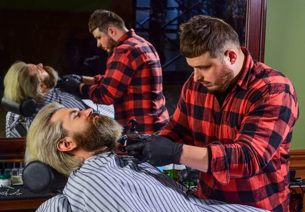 Far sembrare i capelli magici. bellezza e moda maschile. uomo maturo al barbiere. barbuto brutale dal parrucchiere. barbiere con cliente maschile. hipster con barba tinta e baffi. uomo vuole nuova acconciatura — Foto Stock