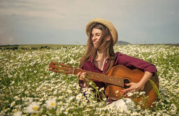 Νεαρή γυναίκα στον τομέα της παπαρούνας με κιθάρα, κάντρι μουσική — Φωτογραφία Αρχείου