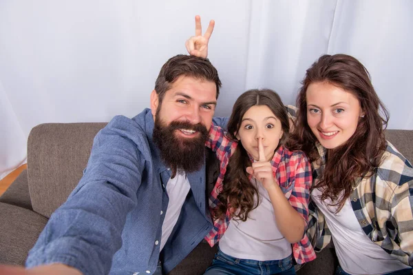 Apa anya és gyermek a kanapén. A barátságos család jól érzi magát. pozitív vicces szülők gyerekkel — Stock Fotó