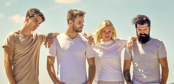 Tu mérites le meilleur. Passer du temps avec des amis. Vacances d'été. Équipe d'affaires. Les jeunes dans un style décontracté. groupe de quatre personnes. Liberté et succès. psychologie des jeunes. hommes et femmes — Photo