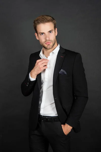 Hombre joven en camisa y chaqueta sobre fondo negro, moda — Foto de Stock