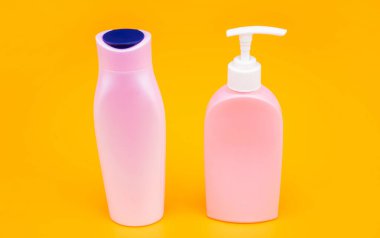Şampuan sıvısı sabunu için. Kapaklı ve pompalı şişeler. Tuvalet şişeleri. Kozmetik paketleme