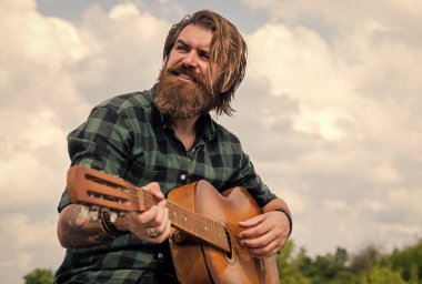 En sevdiğim şarkı. Country müzik konsepti. Sakallı adam akustik gitar çalar. Sıradan bir adam insani duygularını ifade eder. Uzun saçlı hippi ve bıyıklı gitarist. Müzik aleti olan erkek gitarist