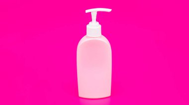 Günlük alışkanlık ve kişisel bakım. Pembe arka planda cilt güzellik kozmetiği. Temizlik malzemeleri..