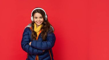 Mutlu çocuk paltosunu giyer. Olumlu duygularını ifade et. kış modası.