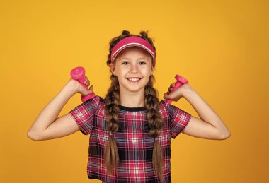 İyi bir sağlık için çalışalım. aktif yaşam tarzı. Spor ve spor aktivitesi. Neşeli genç kız.