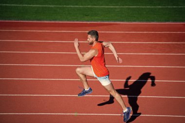 Atletik koşucu. Meydan okuma ve rekabet. Maraton hızı. Koşucu. Adam koşu yolunda.