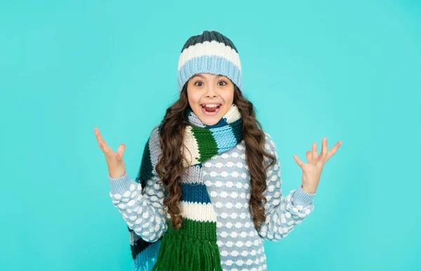 Druk positieve emotie uit. wintermode. verbaasd emotioneel kind met krullend haar in hoed en sjaal — Stockfoto