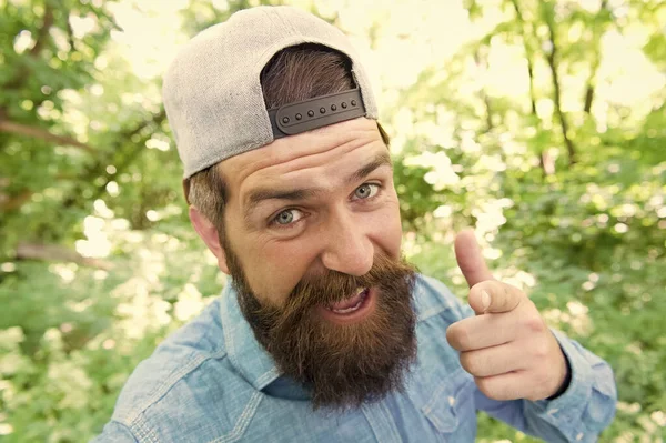 Szczęśliwy dojrzały brodaty mężczyzna z brodą zrobić selfie zdjęcie w letnim lesie wskazując palec, zabawa — Zdjęcie stockowe