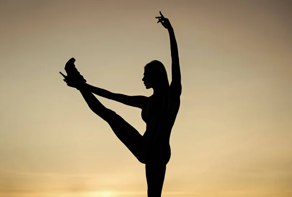 Posición de baile de ballet. Mujer bailando en la oscuridad. forma de figura oscura. chica bailando al atardecer —  Fotos de Stock