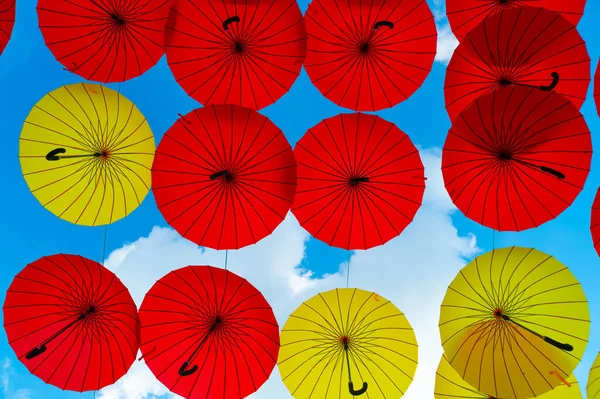 Fondo de paraguas. Sombrillas multicolores colgando del fondo del cielo. Decoración callejera —  Fotos de Stock