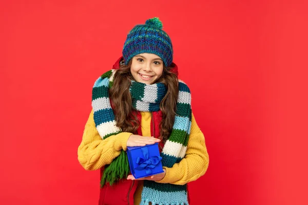 Černá páteční sleva. sezónní vánoční prodej. šťastná dospívající dívka s krabicí. boxerský den. — Stock fotografie