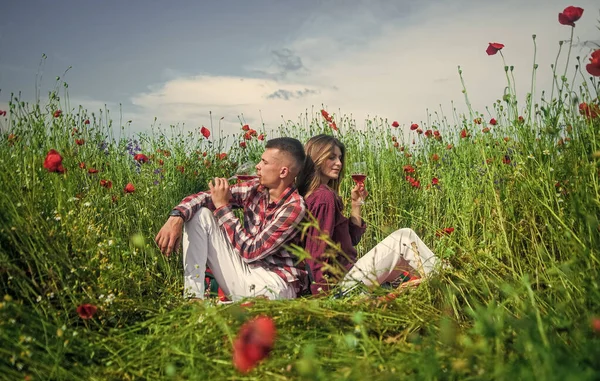 Genç çift kırmızı çayırda eğleniyor, romantizm. — Stok fotoğraf