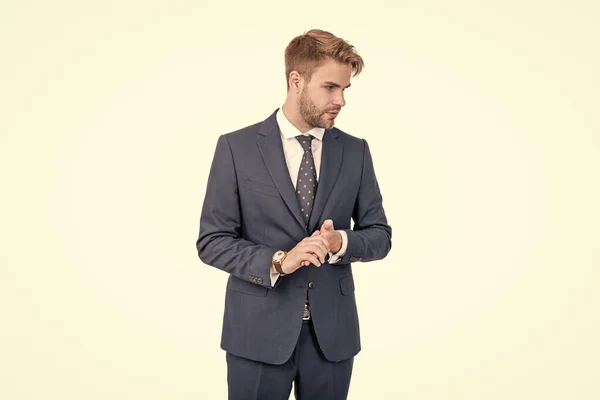 Homem de negócios confiante isolado em branco. jovem ceo em roupa formal. sucesso empresarial. — Fotografia de Stock