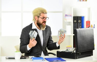Gelmiş geçmiş en yüksek maaş. Ekonomi ve finans. Zengin bir banka çalışanı. Kendine yatırım yap. Ofis çantalı iş adamı. Başarılı sakallı adam çok para kazandı. Dolar kazanıyor. kendine güvenen milyoner
