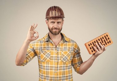 Profesyonel duvar ustası iyi bir jest yaptı. İnşaat mühendisi. İşçi ya da işçi günü.