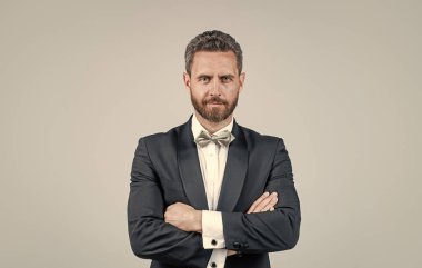 Smokinli ve başarılı bir adam papyonlu ellerini çapraz yaptı, damat.