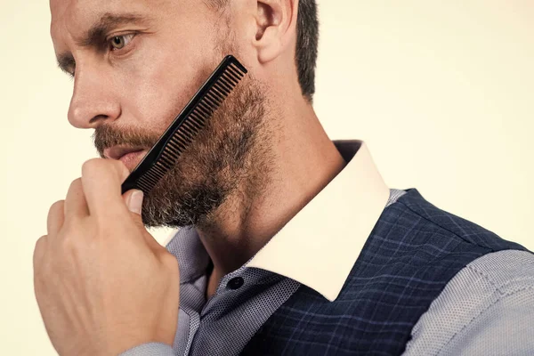 Homem bonito pentear sua barba com escova de cabelo, barbeiro — Fotografia de Stock