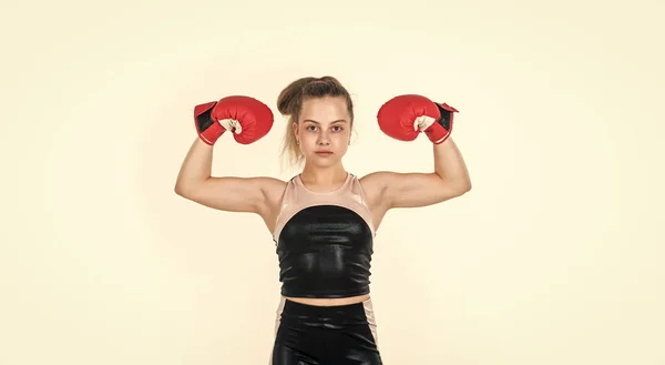Ea este o învingătoare. knockout. Se potrivesc corpului tău. Lovitură. adolescenta fata formare în box mănuși . — Fotografie, imagine de stoc