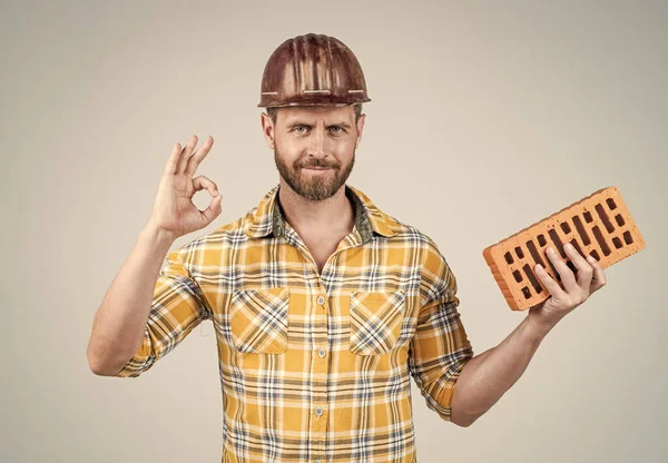 Profesyonel duvar ustası iyi bir jest yaptı. İnşaat mühendisi. İşçi ya da işçi günü.