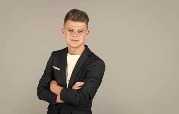 Tonåring pojke bära formell kostym, kopiera utrymme, företag — Stockfoto