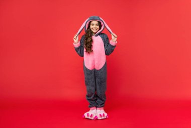 Tatlı rüyalar. Rahat bir pijama ya da bornoz. Genç kız kendini rahat hissediyor..