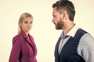 Kadın ve erkek seçici odak beyaz arka planda, iş adamları