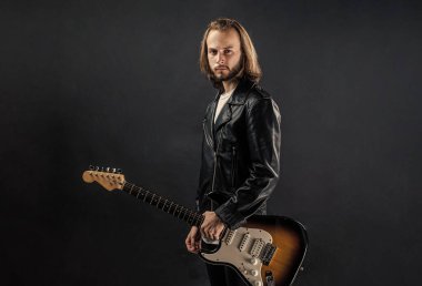 Benim tarzım. müzisyen gitarist. Rock müziğini ustaca çalmak. şık çılgın adam..