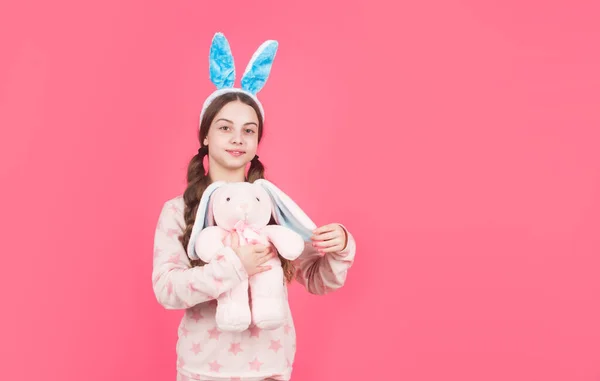 토끼 귀와 잠옷을 입고 장난감을 가지고 노는 행복 한 촌뜨기 소녀, 복사하는 공간, 행복 한 동양 소녀 — 스톡 사진
