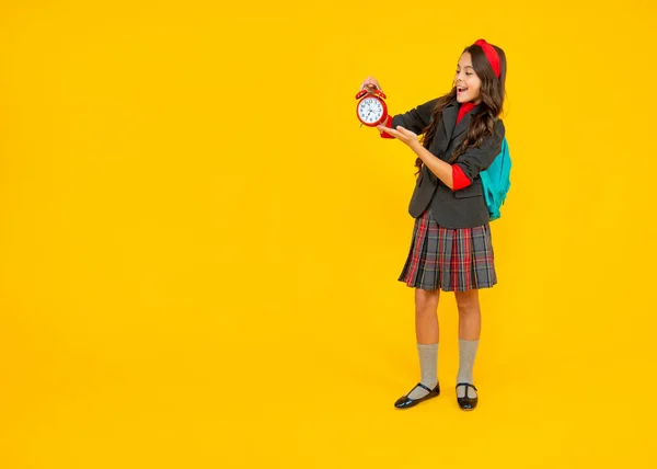 Zpátky do školy. Den znalostí. čas na vzdělání. dítě v uniformě na žlutém pozadí. — Stock fotografie