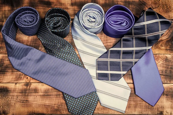 Colección formal corbata para hombre fondo de madera, prendas de cuello — Foto de Stock