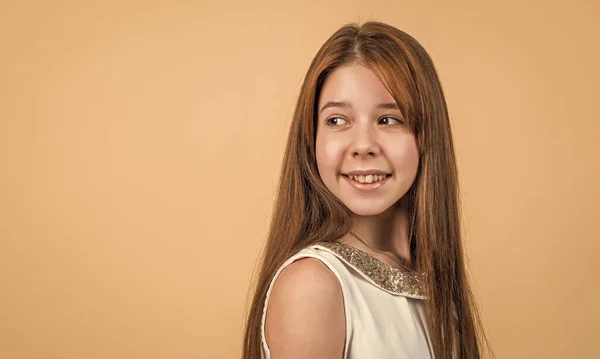 Nettes Teenie-Mädchen mit brünetten Haaren. ihre neue Frisur. fröhliches Kind mit langen Haaren. — Stockfoto