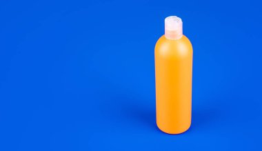 Kozmetik ürünleri sunuyorum. markasız şampuan reklamı.