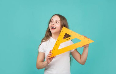 Matematik üçgeni ölçme aracı ile neşeli çocuk