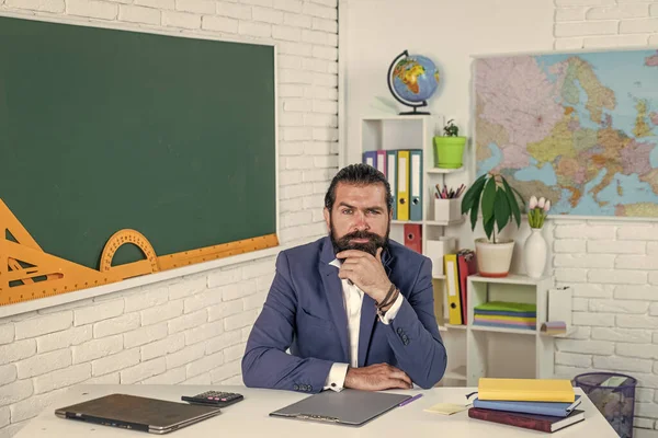 Kostümlü olgun sakallı öğretmen. Okulda tahtayla otur, okula geri dön. — Stok fotoğraf