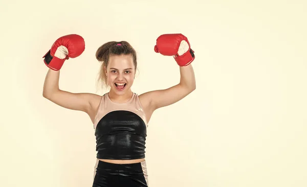 Adolescente chica boxeador entrenamiento en guantes de boxeo, espacio de copia, ganador —  Fotos de Stock