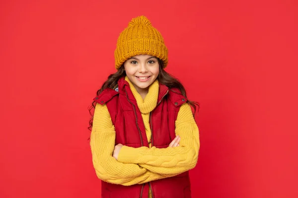 Πορτρέτο του παιδιού που φοράει ζεστά ρούχα. εκφράζω θετικό συναίσθημα. χειμερινή μόδα. — Φωτογραφία Αρχείου