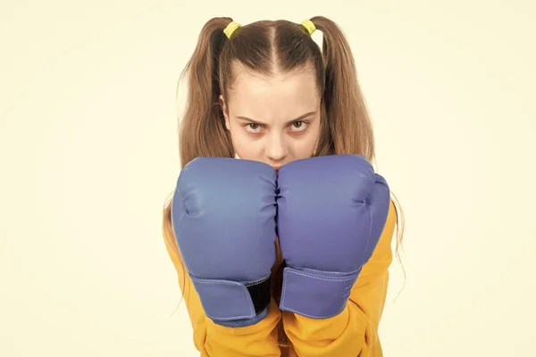 Punzonatura concentrata del bambino. pugno per combattere. teen girl in guanti da boxe. attacco arrabbiato. — Foto Stock