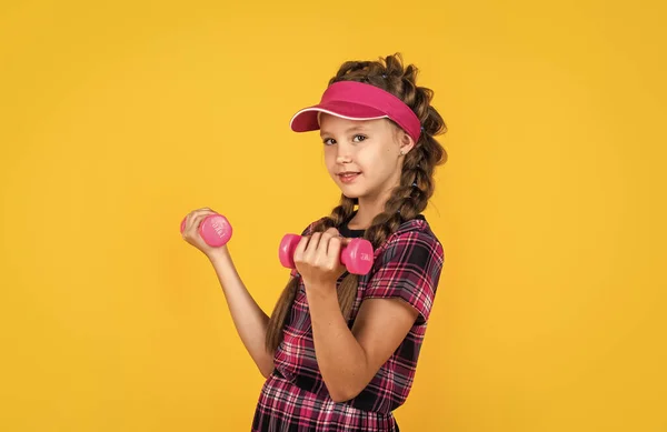 Saludable deportivo tween chica hold barbells, entrenamiento —  Fotos de Stock