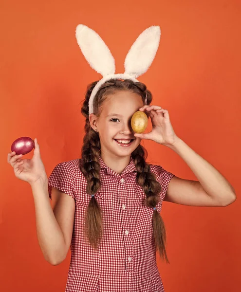 Kaninbarn hålla påskägg redo för äggjakt, påskägg jakt — Stockfoto