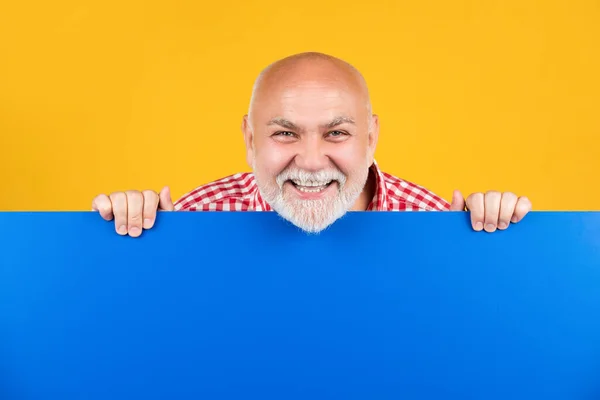 Felice uomo anziano con spazio per la copia su banner vuoto. annunci pubblicitari — Foto Stock