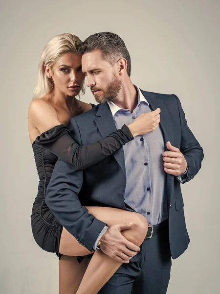 Σέξι άντρας και γυναίκα στην αγάπη αγκαλιάσει έχοντας ρομαντικές σχέσεις, ειδύλλιο — Φωτογραφία Αρχείου