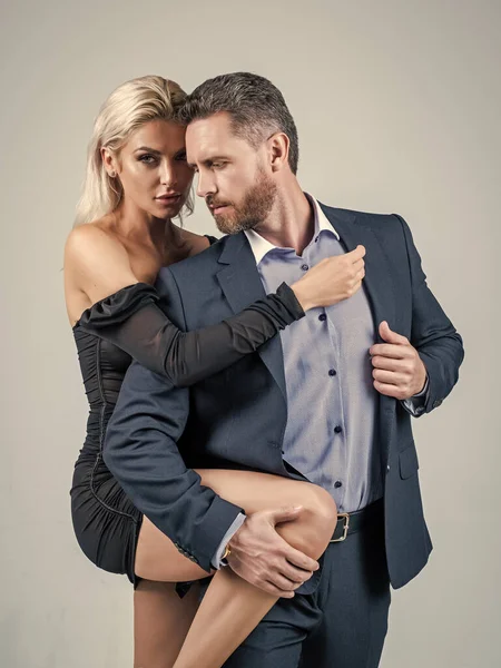 Seksi erkek ve kadın birbirlerine aşık romantik ilişkiler, romantizm yaşıyorlar.