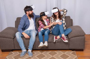 Mutlu ebeveynler ve küçük kız modern teknolojiyi kullanıyorlar. Anne, baba ve kızı..