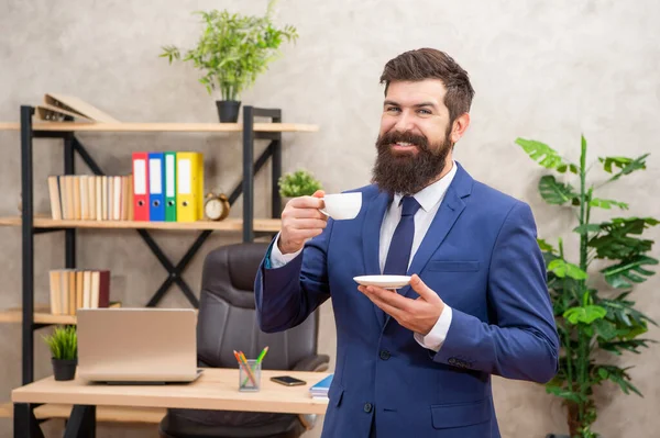 Hombre de negocios barbudo feliz bebiendo café en la oficina con espacio para copiar, mañana — Foto de Stock