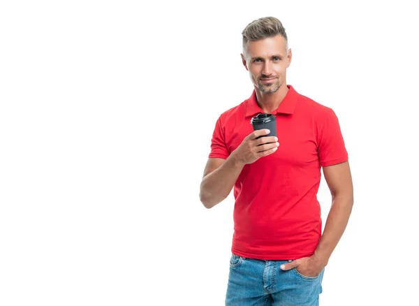 Glücklicher Barista in lässigem rotem T-Shirt mit Einwegbecher und Tee zum Mitnehmen auf weißem Hintergrund — Stockfoto