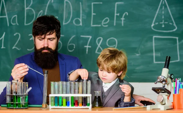 Uthållighet lönar sig. Kemiska experiment. Symtom på ADHD i skolan. Skolpojke söt barn experimenterar med vätskor. Utbildningsskolans program. Provrör för lärare och barn. Skollektion — Stockfoto